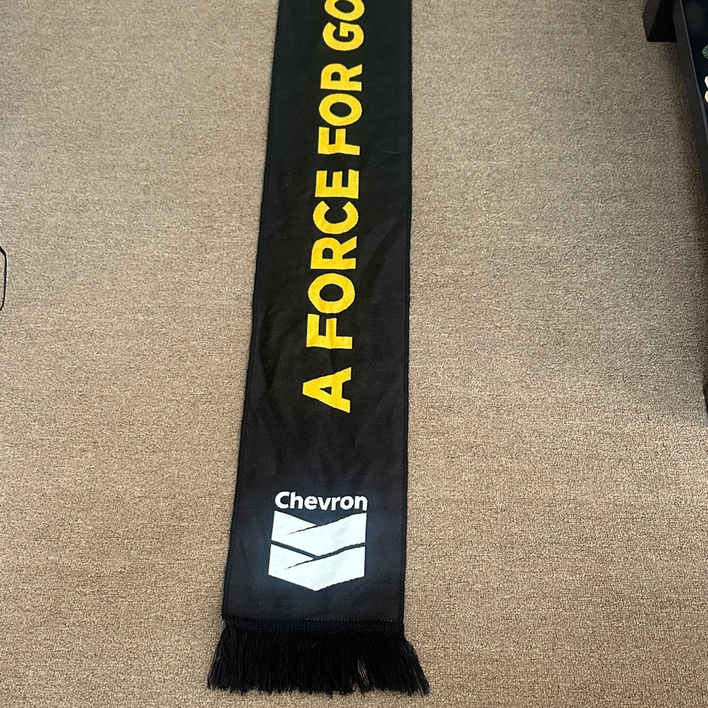 LAFC/Chevron promotional Black and Yellow Cityscape unisex Scarf - Picture 6 of 13